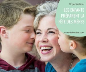 enfants préparent la fête des mères