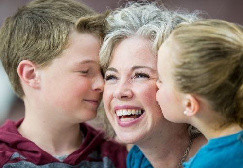 enfants préparent la fête des mères