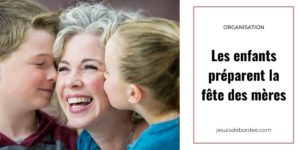 enfants préparent la fête des mères
