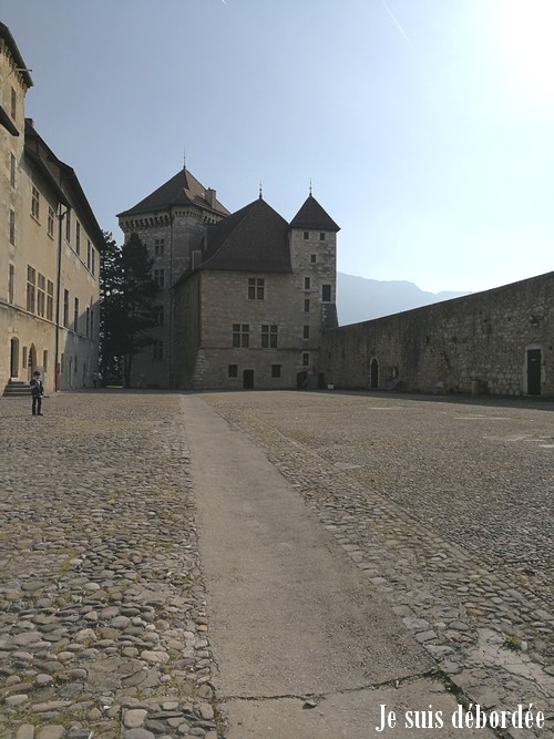cour château Annecy