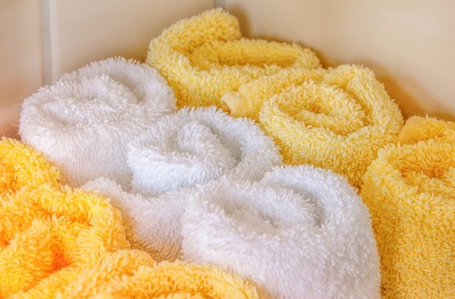 Réorganiser sa salle de bain en roulant ses serviettes 