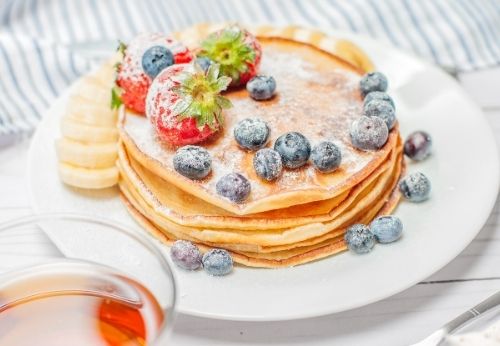 préparer des crêpes en famille