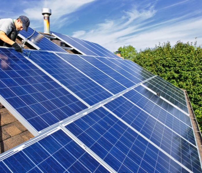 Installer des panneaux solaires pour économiser