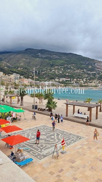 Plage des sablettes - Menton en famille