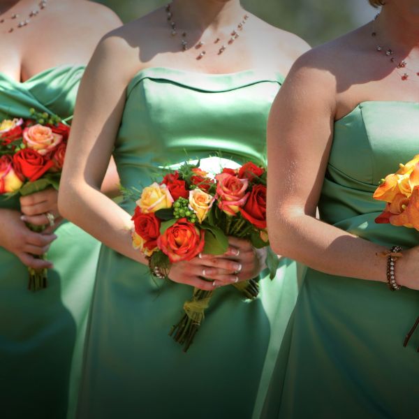 Robe de demoiselle d'honneur verte : trois demoiselles en robe satin vert menthe longue bustier avec bouquets colorés