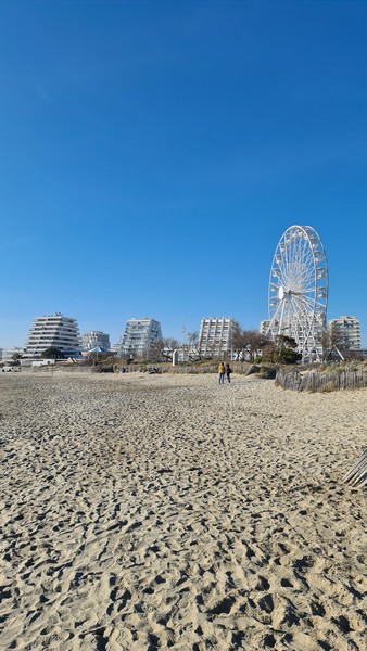 Plage de La Grande Motte avec la grande roue et les immeubles pyramidaux en arrière-plan, Hérault