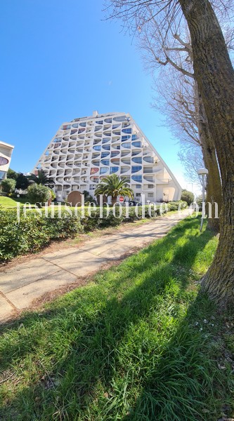 Immeuble pyramidal de La Grande Motte conçu par l'architecte Jean Balladur, façade blanche sous le soleil méditerranéen