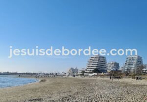 Les pyramides de La Grande Motte vues depuis la plage, destination famille dans l'Hérault