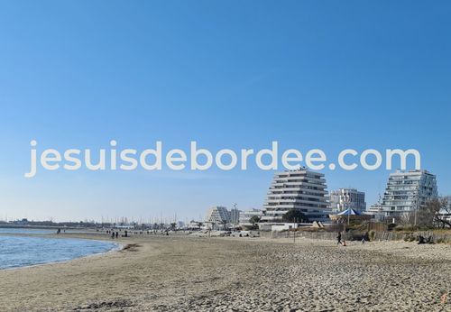 Les pyramides de La Grande Motte vues depuis la plage, destination famille dans l'Hérault