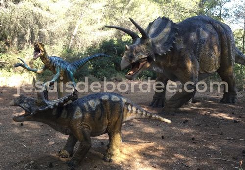 Reconstitution grandeur nature d'un dinosaure au Musée Parc des Dinosaures de Mèze, entourée de pins dans l'Hérault