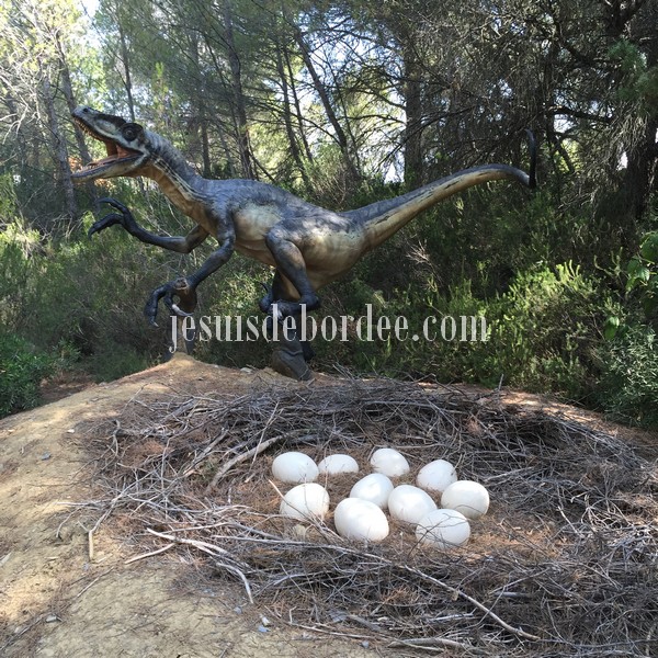 Reconstitution d'un vélociraptor gardant son nid d'oeufs au Parc des Dinosaures de Mèze, Hérault
