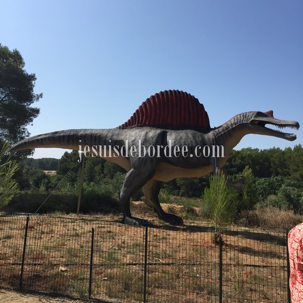 Reconstitution grandeur nature d'un Spinosaure au Parc des Dinosaures de Mèze, Hérault