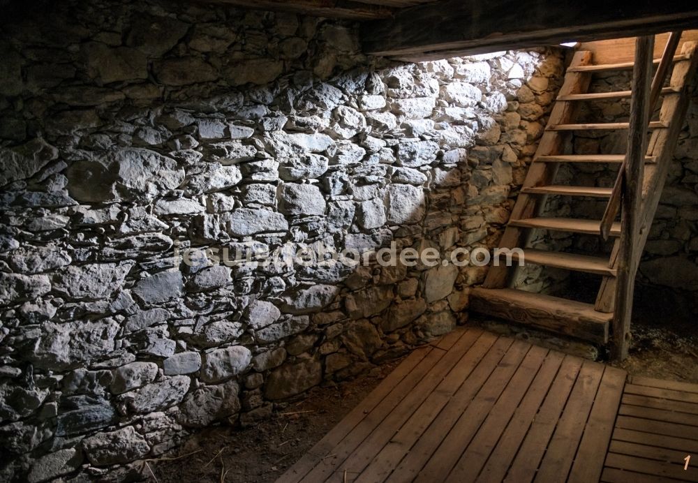 Cave en pierre avec escalier en bois, avant aménagement