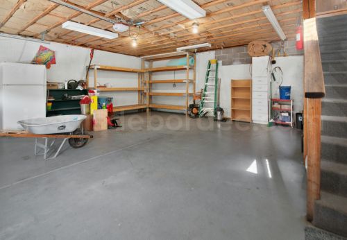 Garage propre et rangé après une routine de ménage garage, sol dégagé et étagères en bois organisées