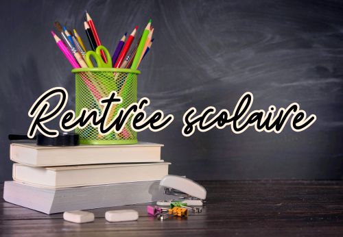 Pot à crayons colorés posé sur une pile de livres, catégorie rentrée scolaire