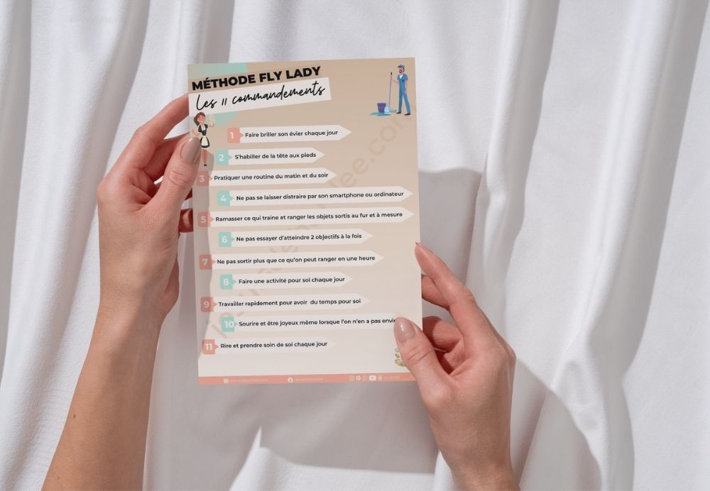 Fiche imprimable des 11 commandements de la méthode Flylady tenue à deux mains