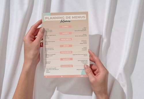 Planning de menu automne à imprimer, tenu en main, avec les menus de la semaine du lundi au dimanche