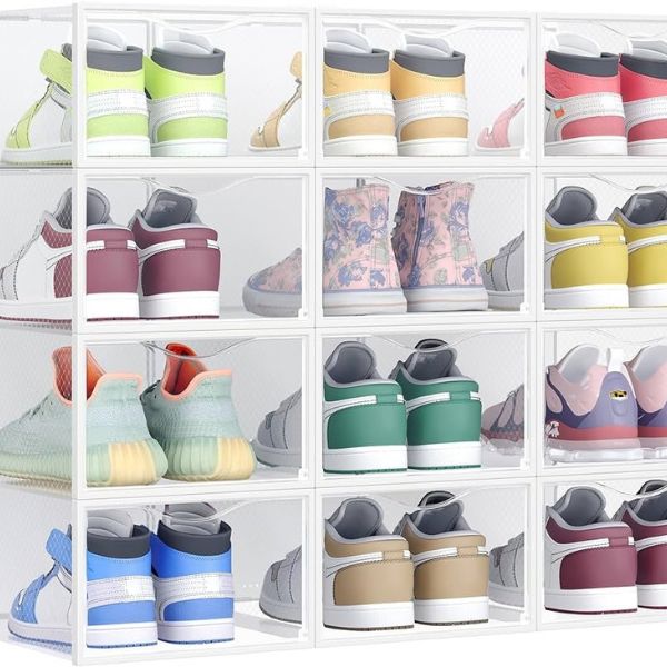 Boîtes à chaussures transparentes empilables SONGMICS rangées en colonnes avec des baskets colorées