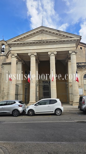 Façade du grand temple de Vauvert, avec son portique à colonnes et son fronton triangulaire