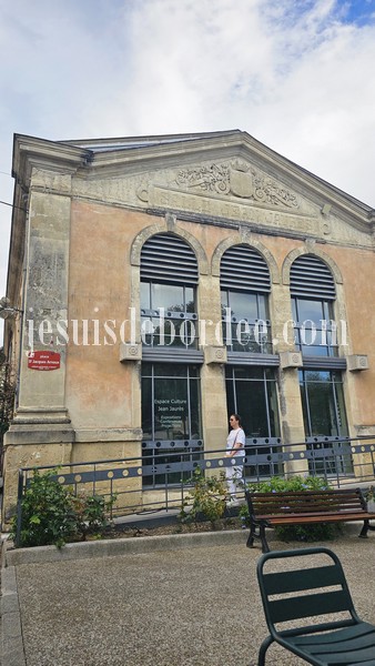 Façade de la salle Jean Jaurès à Vauvert, qui accueille l'espace culture, avec ses trois fenêtres cintrées